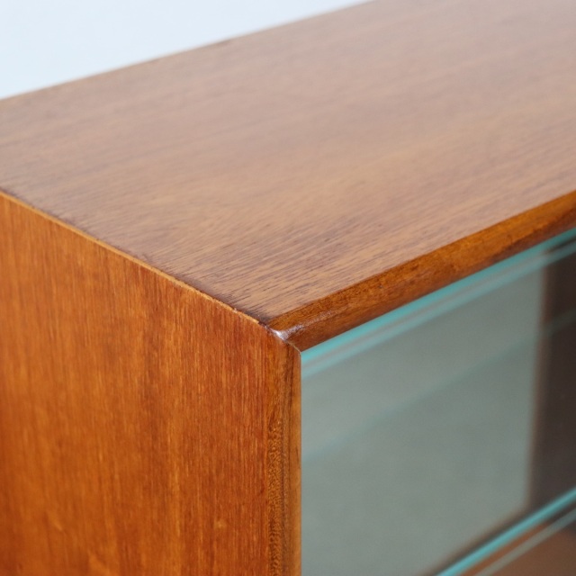 ターニッジTURNIDGEキャビネット。木の温度を感じるチーク材北欧ヴィンテージ。自然な美しさが光る。