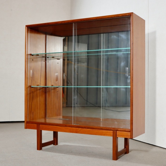 ターニッジTURNIDGEキャビネット。木の温度を感じるチーク材北欧ヴィンテージ。自然な美しさが光る。