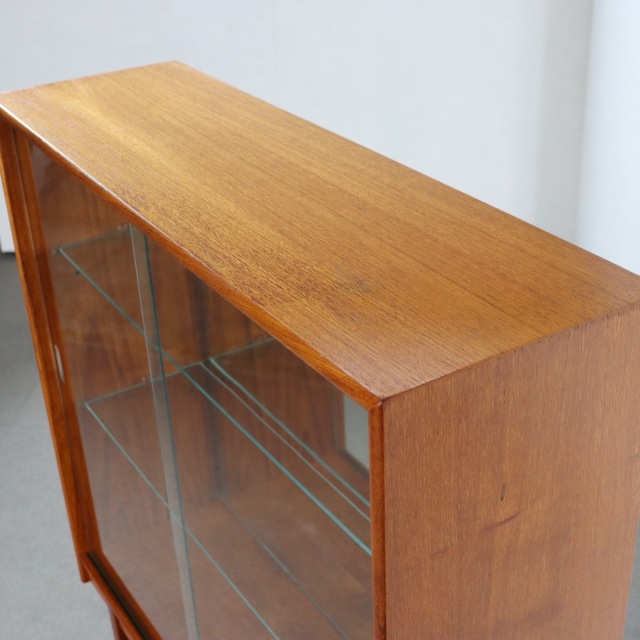 ターニッジTURNIDGEキャビネット。木の温度を感じるチーク材北欧ヴィンテージ。自然な美しさが光る。