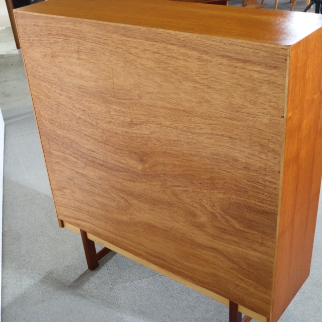 ターニッジTURNIDGEキャビネット。木の温度を感じるチーク材北欧ヴィンテージ。自然な美しさが光る。