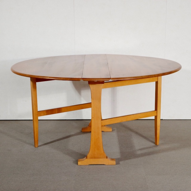 アーコールERCOLダイニングテーブル。空間の主役になるヴィンテージ家具。洗練された佇まい。