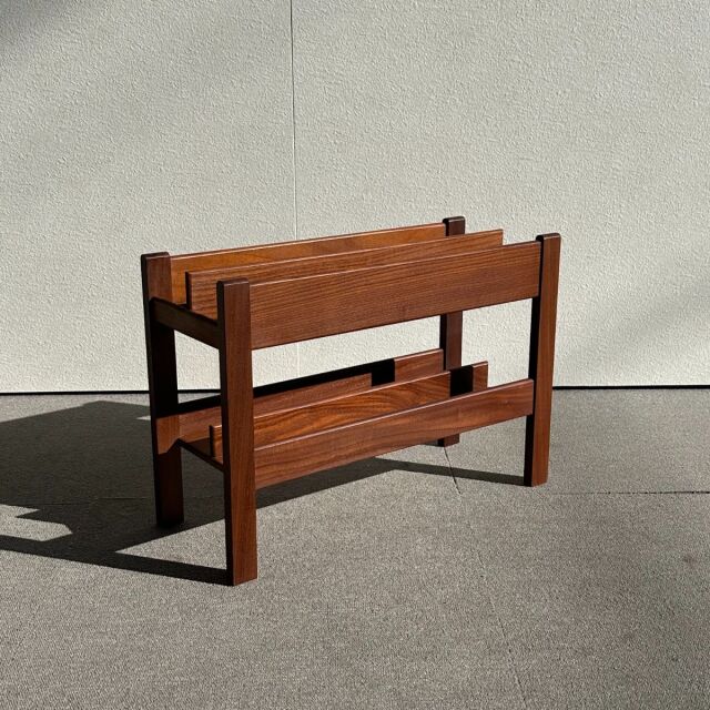 チーク材のヴィンテージマガジンラック