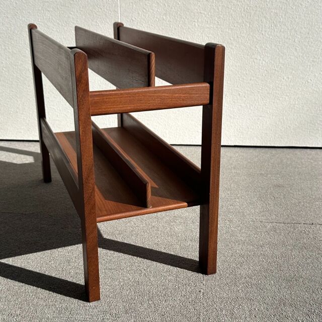 チーク材のヴィンテージマガジンラック