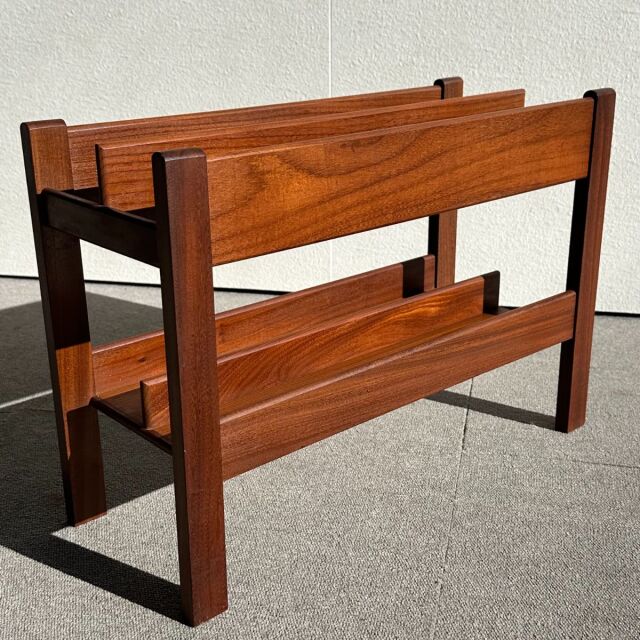 チーク材のヴィンテージマガジンラック