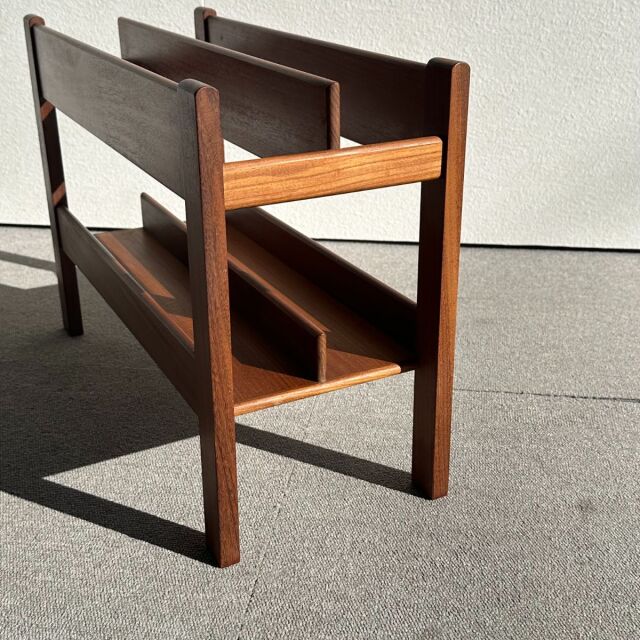 チーク材のヴィンテージマガジンラック