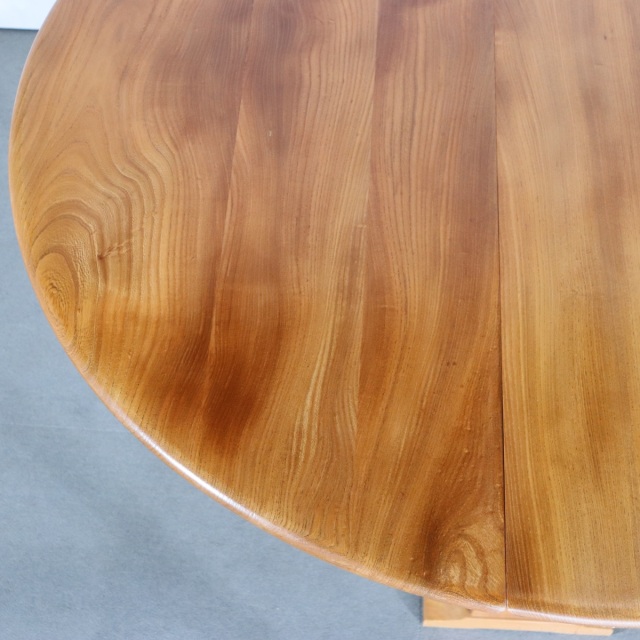 アーコールERCOLダイニングテーブル。空間の主役になるヴィンテージ家具。洗練された佇まい。