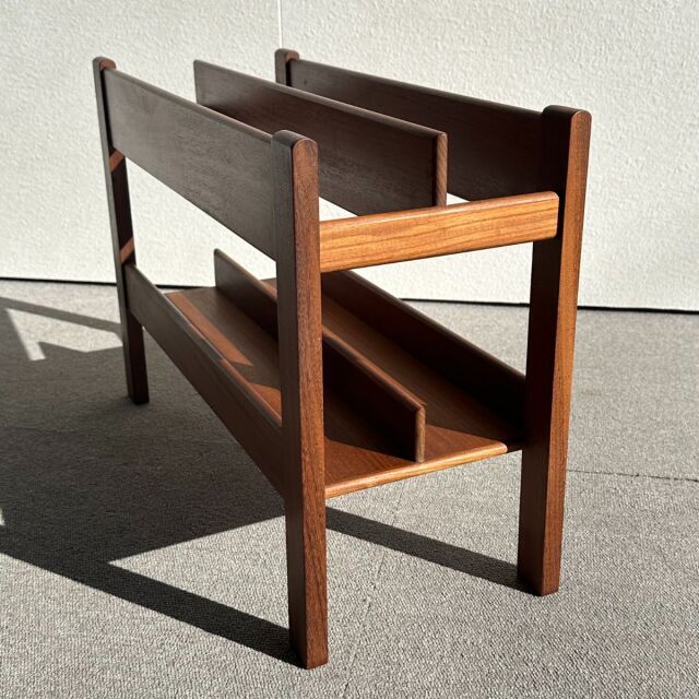 チーク材のヴィンテージマガジンラック