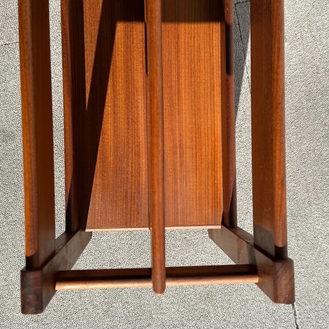 チーク材のヴィンテージマガジンラック