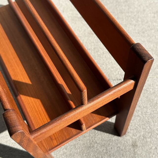 チーク材のヴィンテージマガジンラック