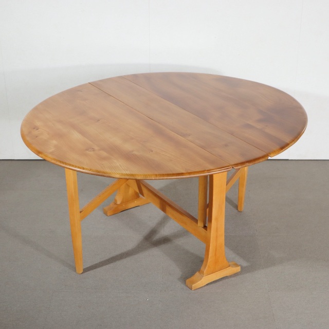 アーコールERCOLダイニングテーブル。空間の主役になるヴィンテージ家具。洗練された佇まい。