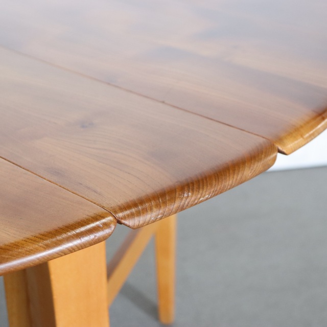 アーコールERCOLダイニングテーブル。空間の主役になるヴィンテージ家具。洗練された佇まい。