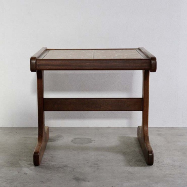 天板がタイルの木製ヴィンテージコーヒーテーブル　23110