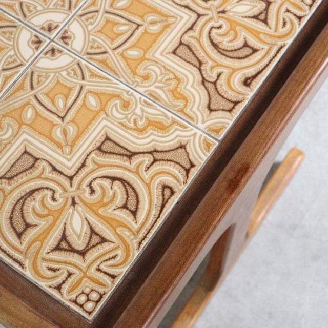 天板がタイルの木製ヴィンテージコーヒーテーブル　23110