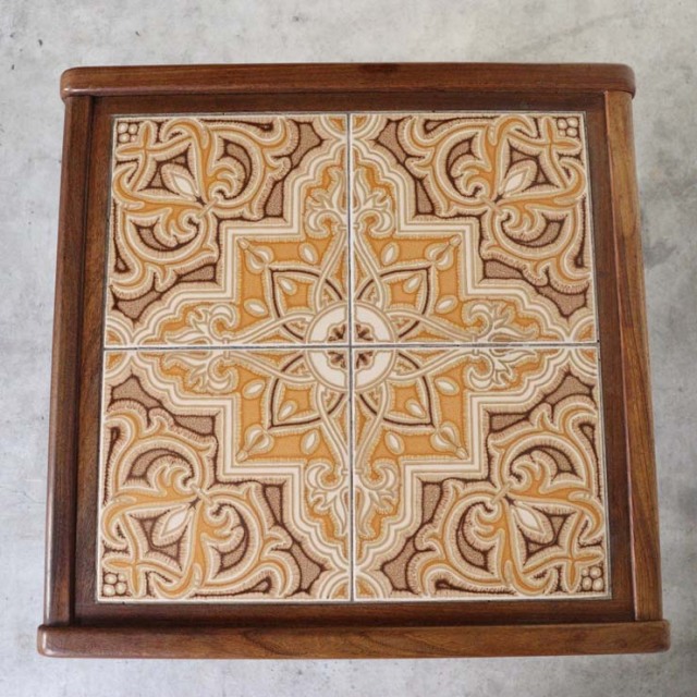 天板がタイルの木製ヴィンテージコーヒーテーブル　23110