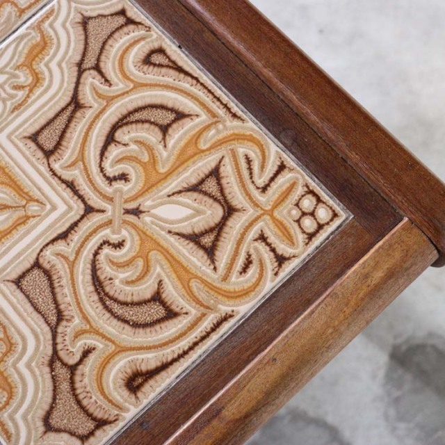 天板がタイルの木製ヴィンテージコーヒーテーブル　23110