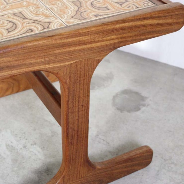 天板がタイルの木製ヴィンテージコーヒーテーブル　23110