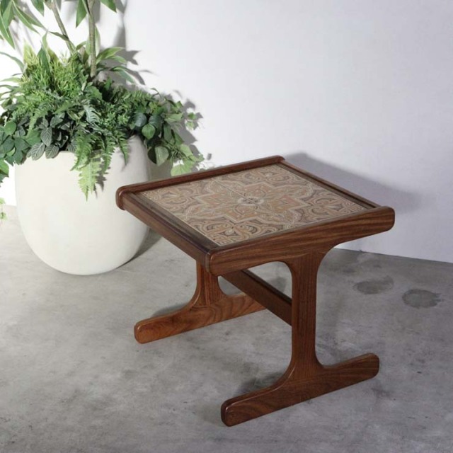 天板がタイルの木製ヴィンテージコーヒーテーブル　23110