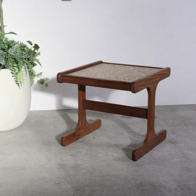 天板がタイルの木製ヴィンテージコーヒーテーブル　23110