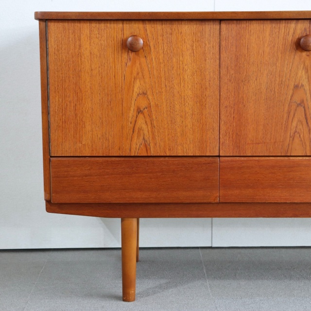 英国ヴィンテージのサイドボード