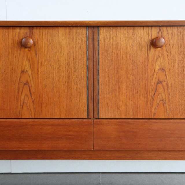 英国ヴィンテージのサイドボード