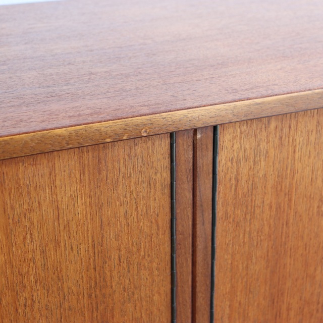 英国ヴィンテージのサイドボード