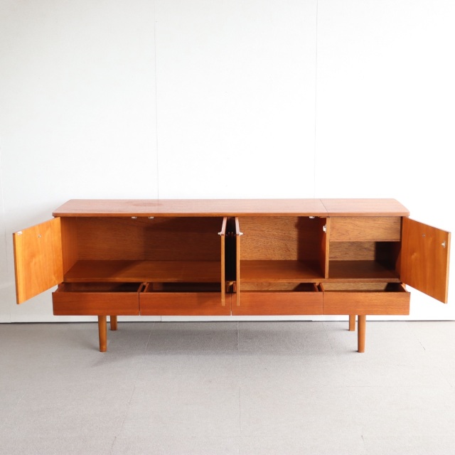 英国ヴィンテージのサイドボード