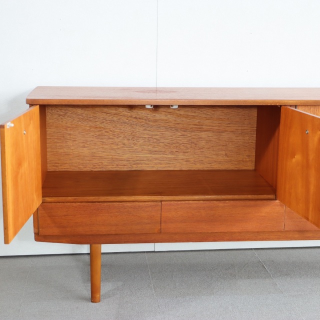 英国ヴィンテージのサイドボード