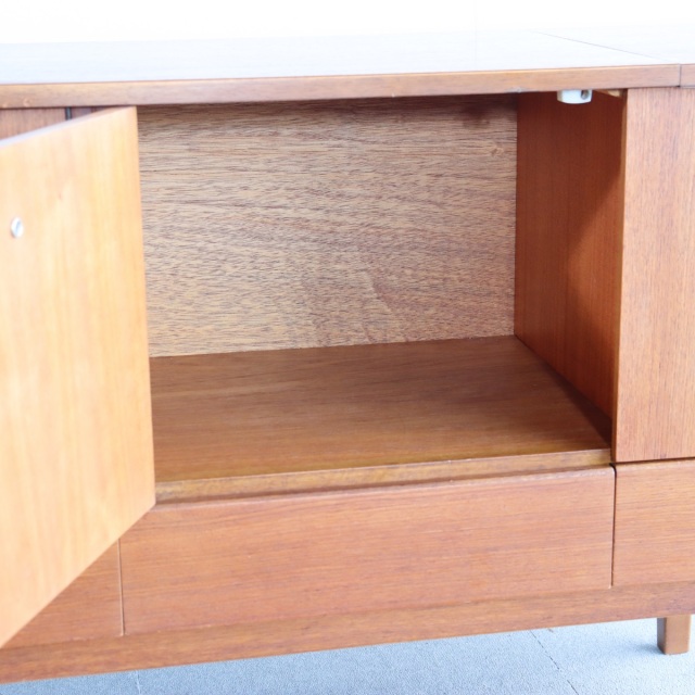 英国ヴィンテージのサイドボード