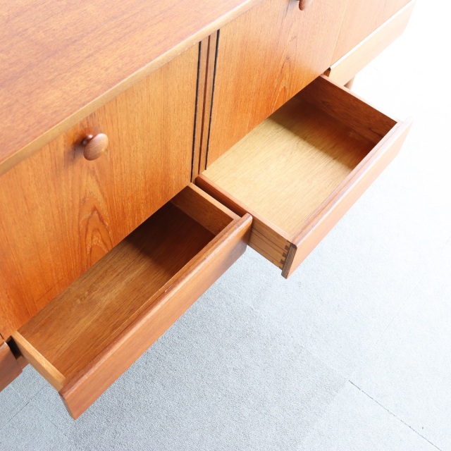 英国ヴィンテージのサイドボード