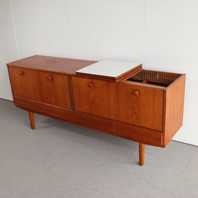 英国ヴィンテージのサイドボード