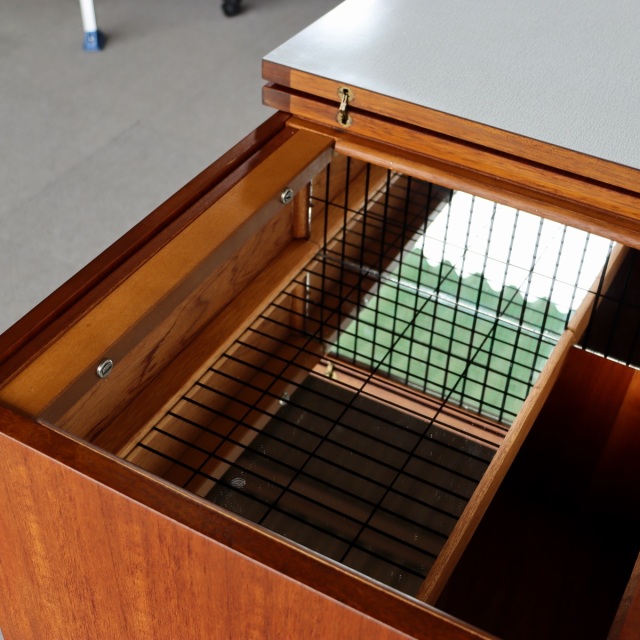 英国ヴィンテージのサイドボード