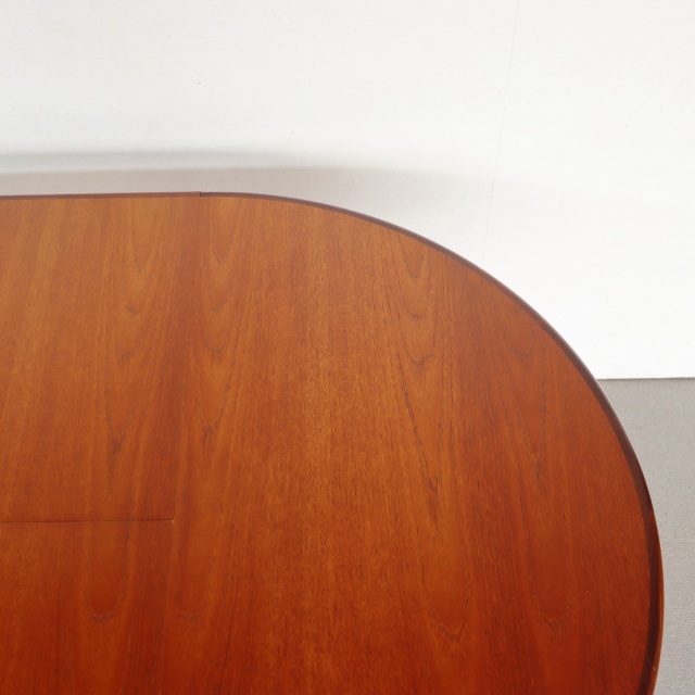 ジープランG-PLANラウンドダイニングテーブル。上質な木目が際立つヴィンテージ家具。所有する喜びを感じる一品。