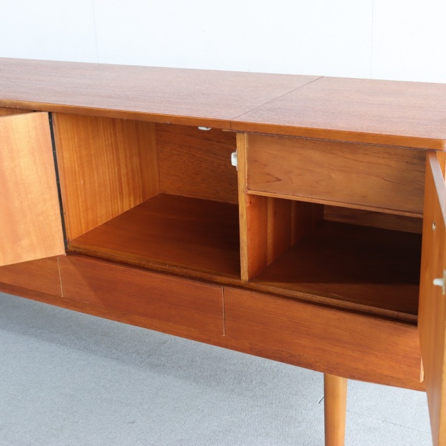 英国ヴィンテージのサイドボード