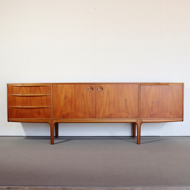 マッキントッシュDunfermlineサイドボード。チーク材の自然な木目が際立つヴィンテージ。洗練された一台。