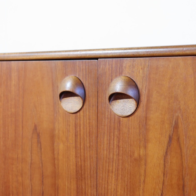 マッキントッシュDunfermlineサイドボード。チーク材の自然な木目が際立つヴィンテージ。洗練された一台。