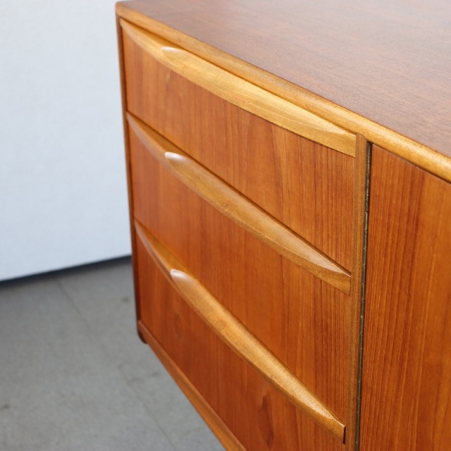 マッキントッシュDunfermlineサイドボード。チーク材の自然な木目が際立つヴィンテージ。洗練された一台。