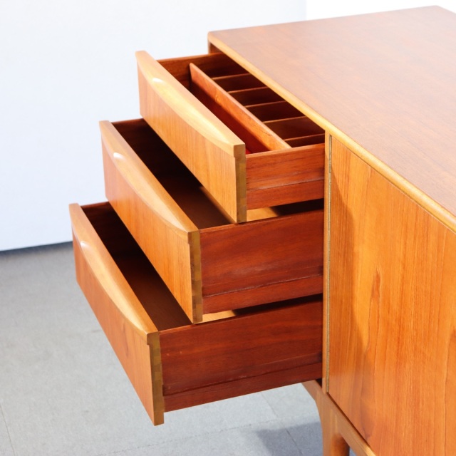 マッキントッシュDunfermlineサイドボード。チーク材の自然な木目が際立つヴィンテージ。洗練された一台。