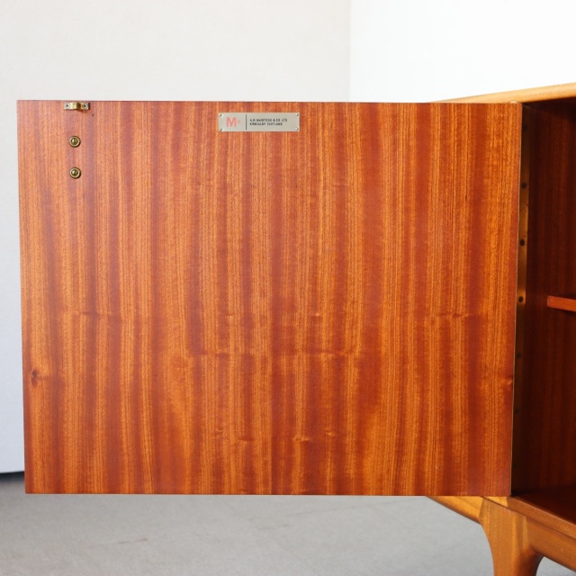 マッキントッシュDunfermlineサイドボード。チーク材の自然な木目が際立つヴィンテージ。洗練された一台。