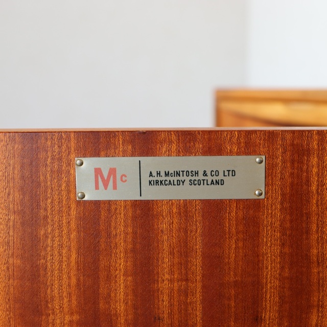 マッキントッシュDunfermlineサイドボード。チーク材の自然な木目が際立つヴィンテージ。洗練された一台。