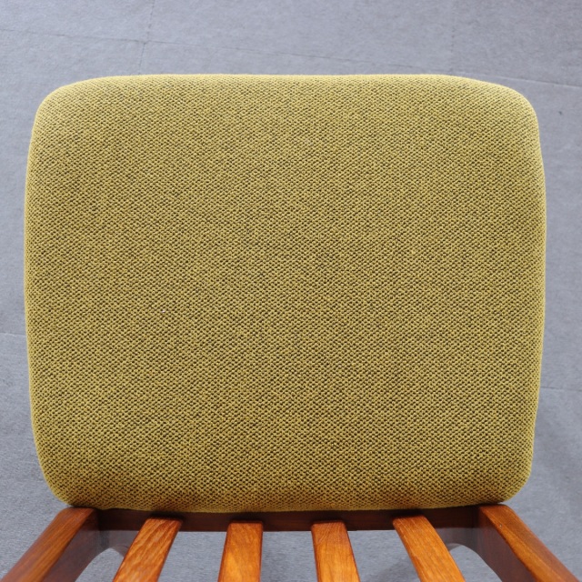 ジープランG-PLANのダイニングチェア。木目の流れが穏やかなチーク材北欧ヴィンテージ。空間に静かな温もりを添える一台。