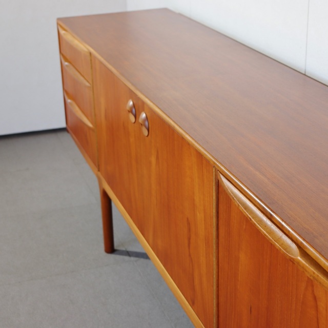 マッキントッシュDunfermlineサイドボード。チーク材の自然な木目が際立つヴィンテージ。洗練された一台。