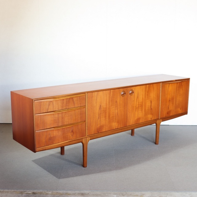 マッキントッシュDunfermlineサイドボード。チーク材の自然な木目が際立つヴィンテージ。洗練された一台。