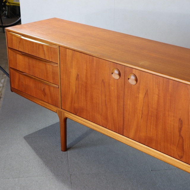 マッキントッシュDunfermlineサイドボード。チーク材の自然な木目が際立つヴィンテージ。洗練された一台。