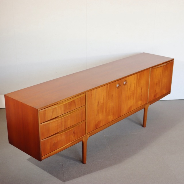 マッキントッシュDunfermlineサイドボード。チーク材の自然な木目が際立つヴィンテージ。洗練された一台。