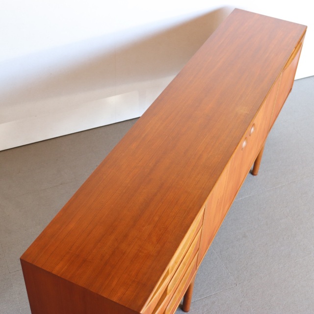 マッキントッシュDunfermlineサイドボード。チーク材の自然な木目が際立つヴィンテージ。洗練された一台。