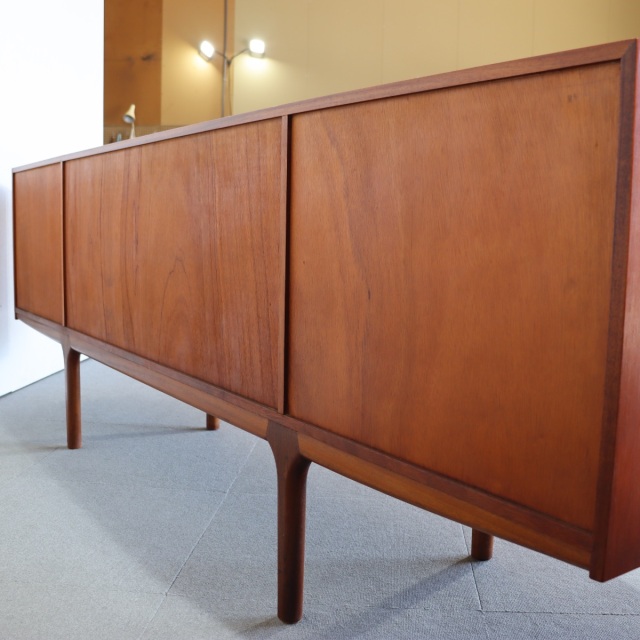 マッキントッシュDunfermlineサイドボード。チーク材の自然な木目が際立つヴィンテージ。洗練された一台。