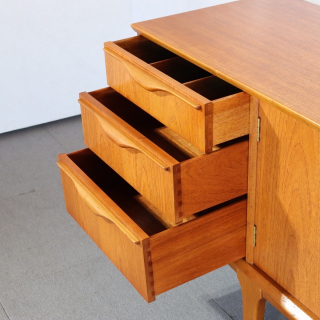 ジェンティークサイドボード。チーク材の深い色味が美しいヴィンテージ。空間に映える一台。