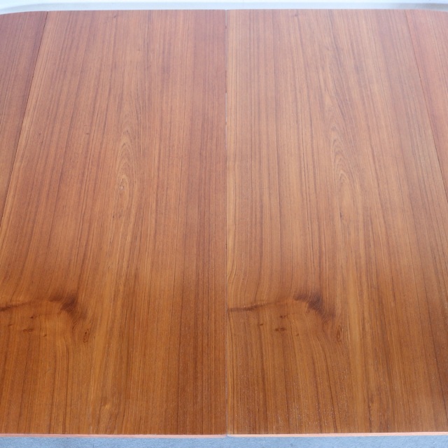 デンマーク製ダイニングテーブル。木の呼吸を感じるチーク材の北欧ヴィンテージ。自然と共にある上質な家具。