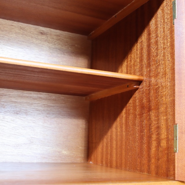 ジェンティークサイドボード。チーク材の深い色味が美しいヴィンテージ。空間に映える一台。