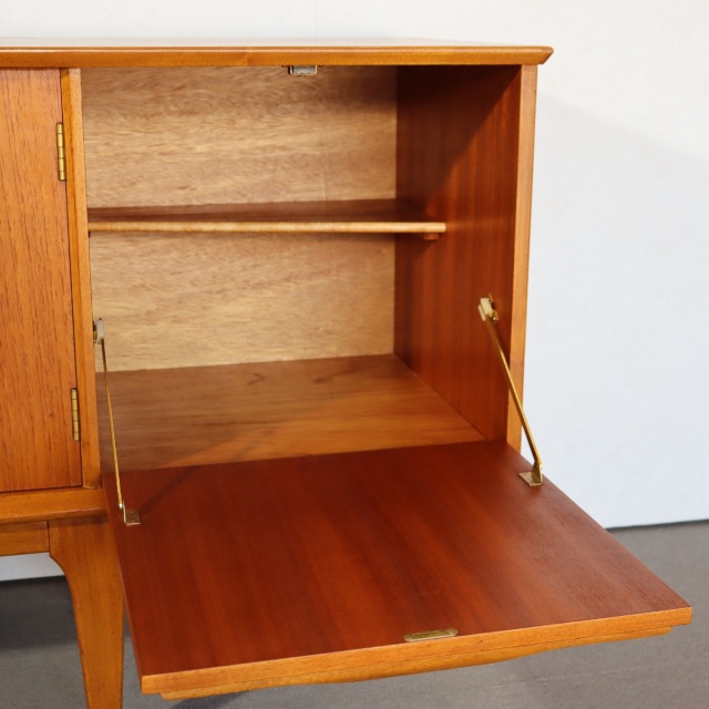 ジェンティークサイドボード。チーク材の深い色味が美しいヴィンテージ。空間に映える一台。